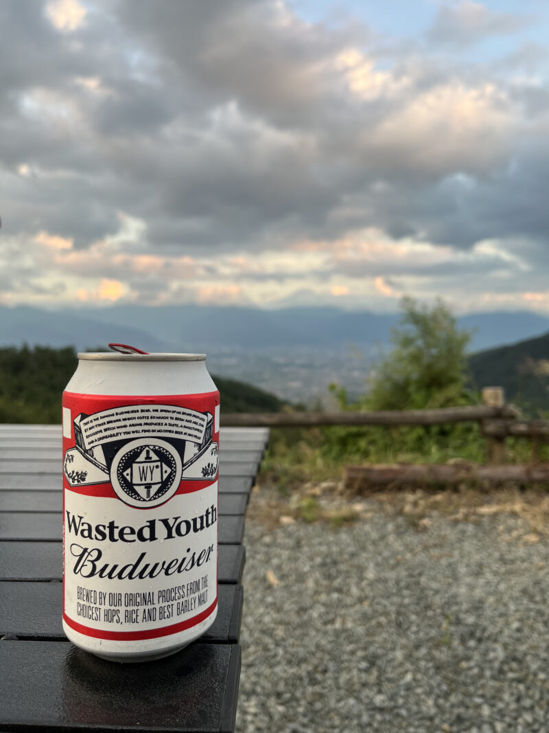 富士山を眺めながらビールで乾杯