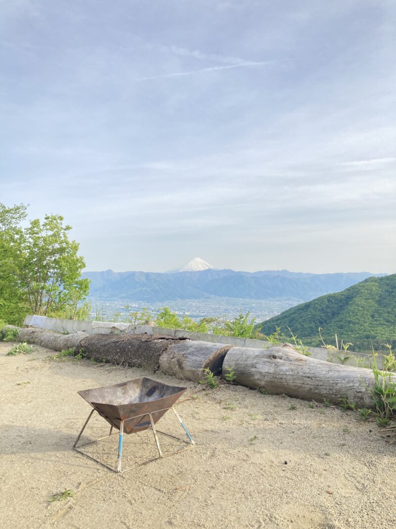 富士山を望むキャンプサイトで焚火準備